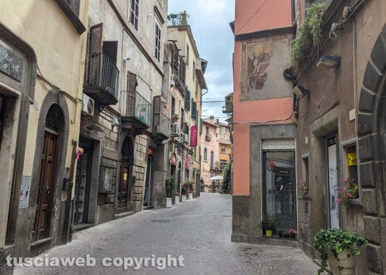 Viterbo - Vandalizzata la Rainbow Street di via Saffi