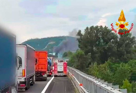 Terni - Autoarticolato in fiamme sull'A1, chiusa la carreggiata