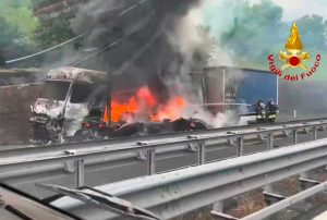 Terni - Autoarticolato in fiamme sull'A1, chiusa la carreggiata