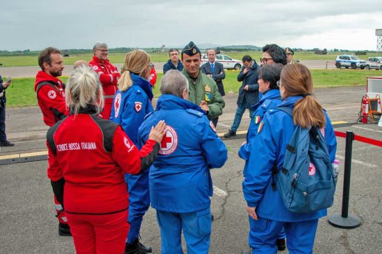 Il comandante colonnello Spina con il personale della CRI