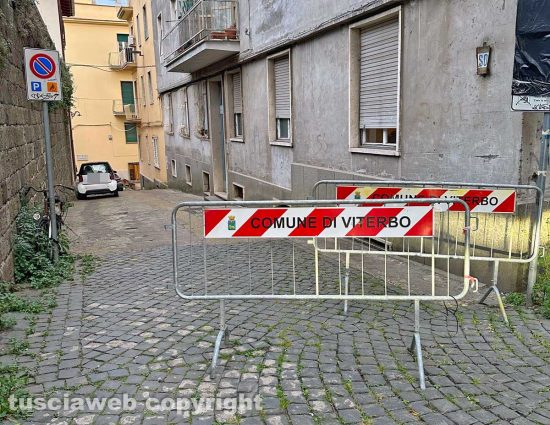 Viterbo - Via Braccia di San Francesco transennata da oltre 3 mesi