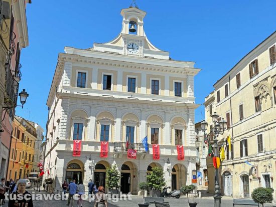 Civita Castellana - Il comune con gli stendardi di Civitonix