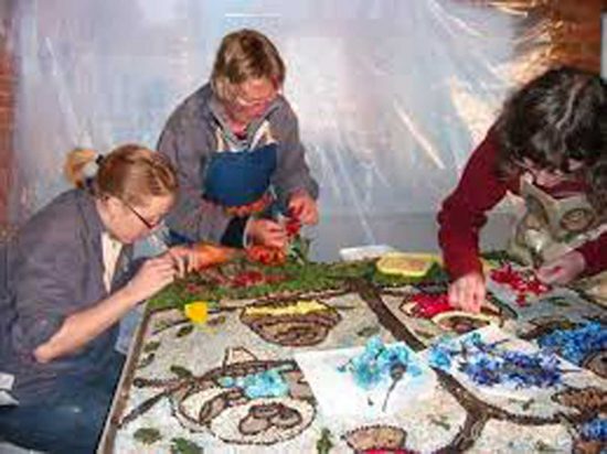 Inglesi al lavoro con il "well dressing"