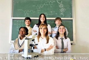 Vetralla - La professoressa Giorgia Basile e una rappresentanza di studenti che partecipano al Mad for Science