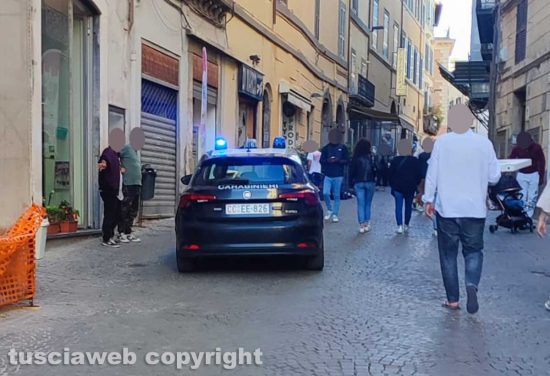 Viterbo - Via Roma - Uomo trovato morto in casa - I carabinieri sul posto