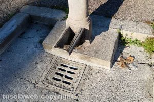 Viterbo - Il tombino in piazza Vittorio Veneto