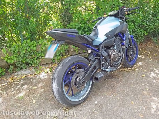 Montefiascone - Moto sbanda e finisce a terra sulla Cassia
