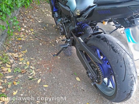 Montefiascone - Moto sbanda e finisce a terra sulla Cassia