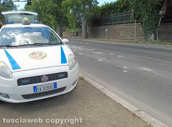 Montefiascone - Moto sbanda e finisce a terra sulla Cassia - L'intervento della polizia locale