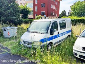 Viterbo - Il comando della Polizia locale invaso dall'erba