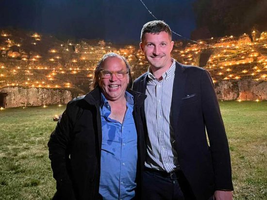 Lo scenografo Crispian Sallis e il sindaco Matteo Amori