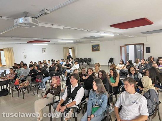 Viterbo - L’incontro di Carlo Galeotti con gli studenti dell'Orioli