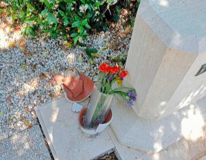 Roma - Cimitero Prima Porta - Profanata la tomba di Berlinguer