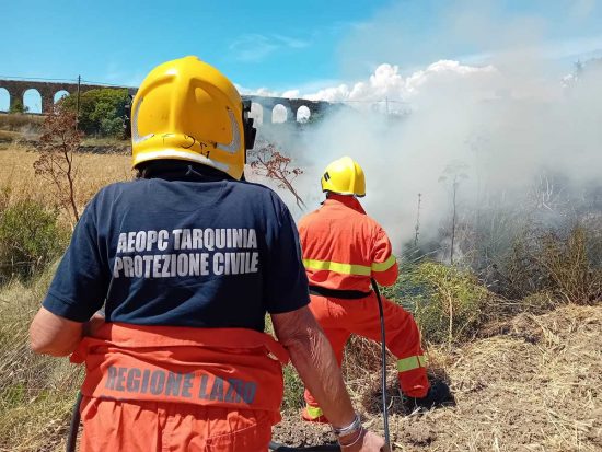 Tarquinia - La protezione civile su un incendio