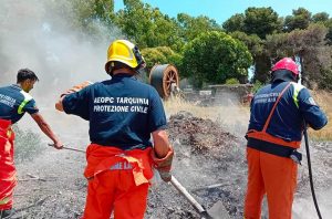 Tarquinia - Cumulo di sterpaglie in fiamme