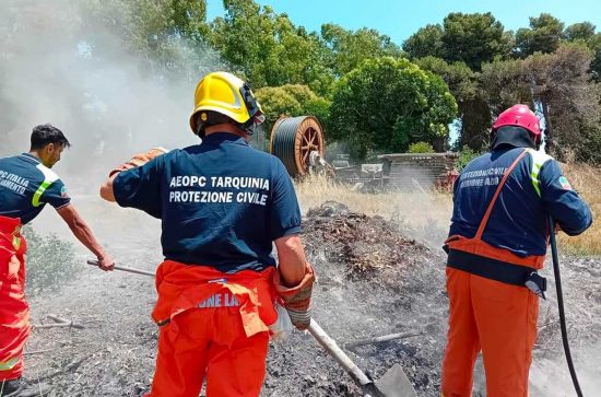 Tarquinia - Cumulo di sterpaglie in fiamme