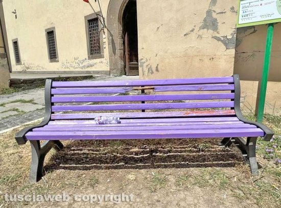 Viterbo - La panchina viola di piazza della Rocca