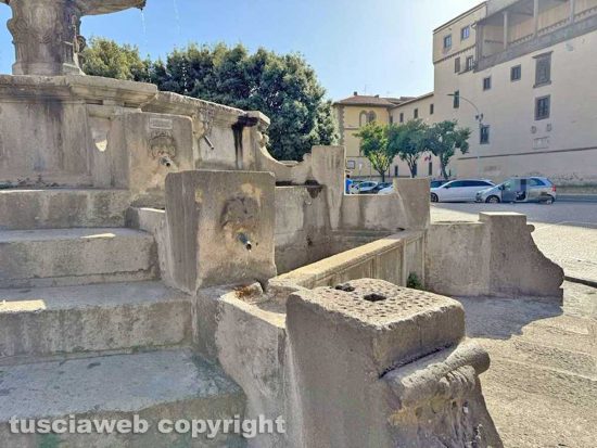 Viterbo - La fontana di piazza della Rocca