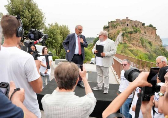 Bagnoregio - La partenza della carovana di Destinazione Capo Nord - Francesco Rocca e Salvatore Regoli