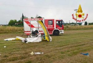 Pisa - Deltaplano precipita in fase di atterraggio