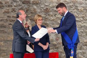 Il conferimento dell'onorificenza ad Anna Rita Dionisi