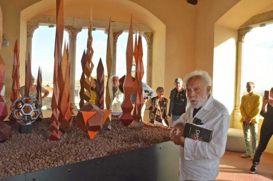 Tarquinia - Inaugurazione della mostra “Poliedrogenesiosmosi” - Lo scultore Claudio Capotondi