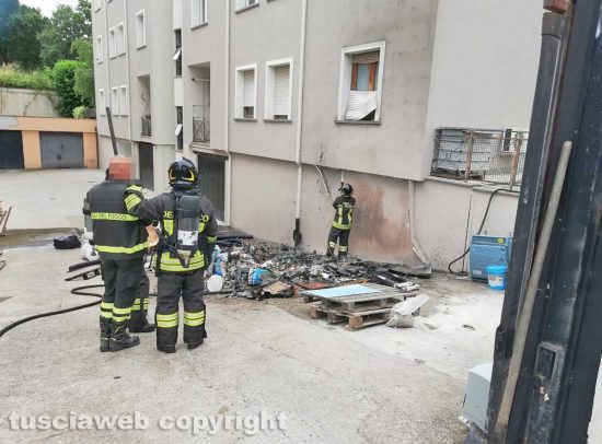 Viterbo - Incendio in via Monti Cimini