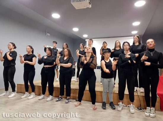 Bassano Romano - In scena "La commedia delle divine" - Il coro lis