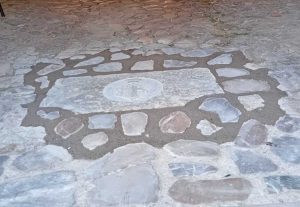 Vejano - Il bassorilievo all'ingresso di via Arco dei Granari