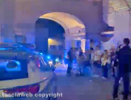 Viterbo - Botte in piazza del comune, intervento dei carabinieri e della polizia