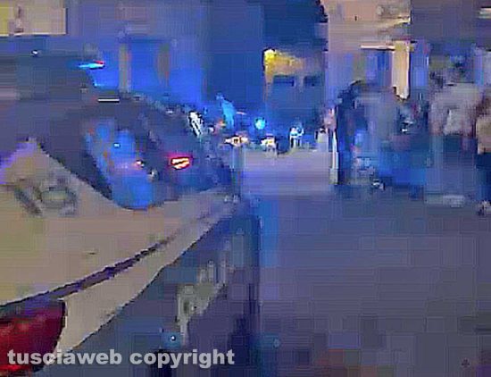 Viterbo - Botte in piazza del comune, intervento dei carabinieri e della polizia