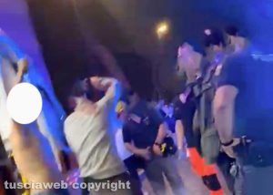 Viterbo - Scalmanati in via Ascenzi, intervento di  polizia e 118