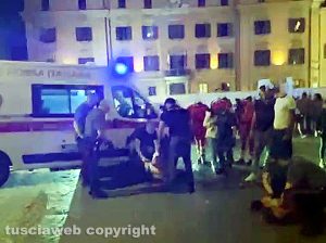 Viterbo - Botte in piazza del comune, intervento dei carabinieri e della polizia