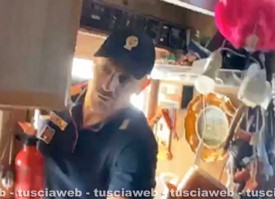 Viterbo - Camper in fiamme al Poggino - L'agente che cerca di convincere l'uomo a uscire