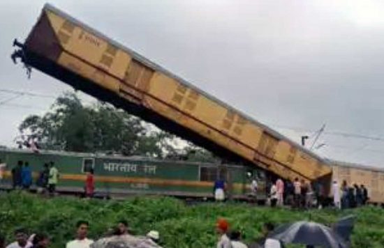 Bengala - Scontro tra un treno passeggeri e un merci in India, diverse vittime