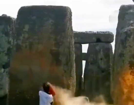 Gli attivisti di Just Stop Oil imbrattano i megaliti di Stonehenge