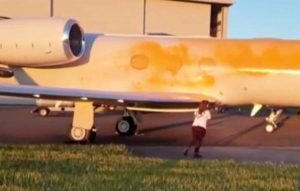 Gli attivisti di Just Stop Oil spargono la vernice arancione sui jet privati in aeroporto