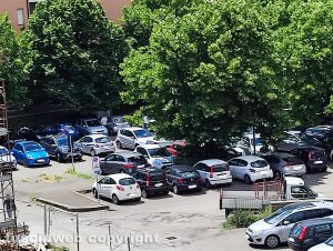 Viterbo - Iin via Igino Garbini le macchine impediscono di entrare nelle abitazioni