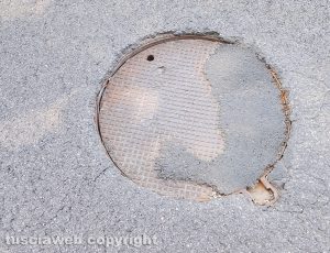 Viterbo - Tombino con dislivello rispetto all'asfalto su strada Sammartinese