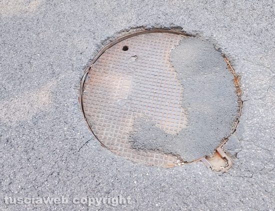 Viterbo - Tombino con dislivello rispetto all'asfalto su strada Sammartinese