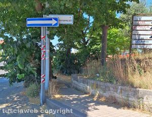 Viterbo - L'insegna di via Santa Giacinta Marescotti coperta dal cartello stradale