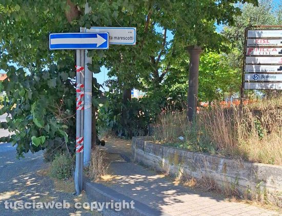 Viterbo - L'insegna di via Santa Giacinta Marescotti coperta dal cartello stradale