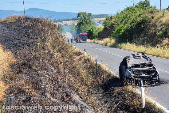 Viterbo - Auto in fiamme sulla Cassia nord, chiusa la carreggiata