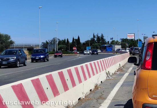 Viterbo - Chiusa rotatoria al San Lazzaro - Traffico in tilt