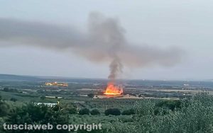 Viterbo - Campo in fiamme in località Volpara