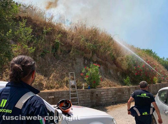 Campagnano Romano - Incendio a ridosso della Cassia bis - La protezione civile