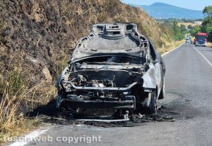 Viterbo - Auto in fiamme sulla Cassia nord, chiusa la carreggiata