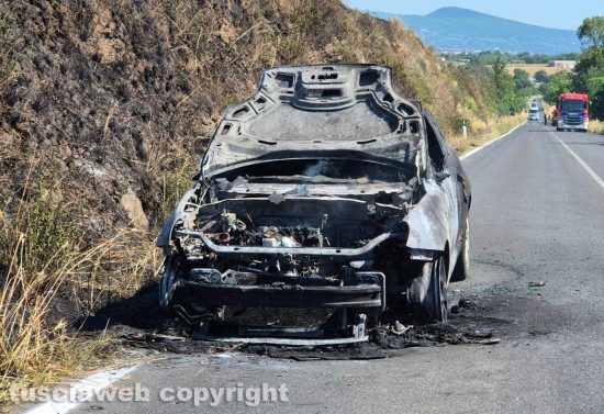 Viterbo - Auto in fiamme sulla Cassia nord, chiusa la carreggiata