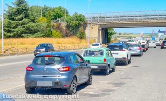 Viterbo - Chiusa rotatoria al San Lazzaro - Traffico in tilt