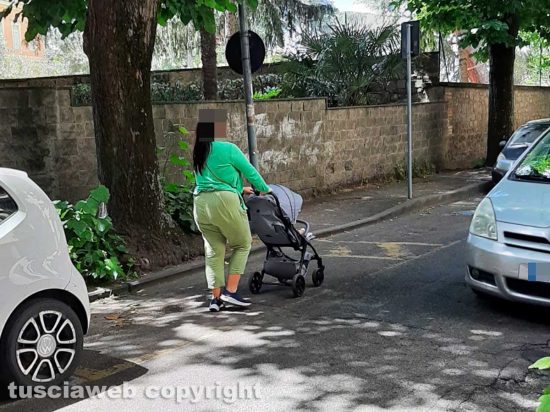 Viterbo - Via VI Novembre - I cittadini camminano in strada per l'erba alta sul marciapiede